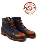 Vista frontal de las botas casuales de cuero para hombre San Polos, modelo 3416 en color azul coñac, sobre un fondo blanco.