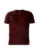 Camiseta vinotinto para hombre marca San Polos con cuello redondo y logo en el pecho.